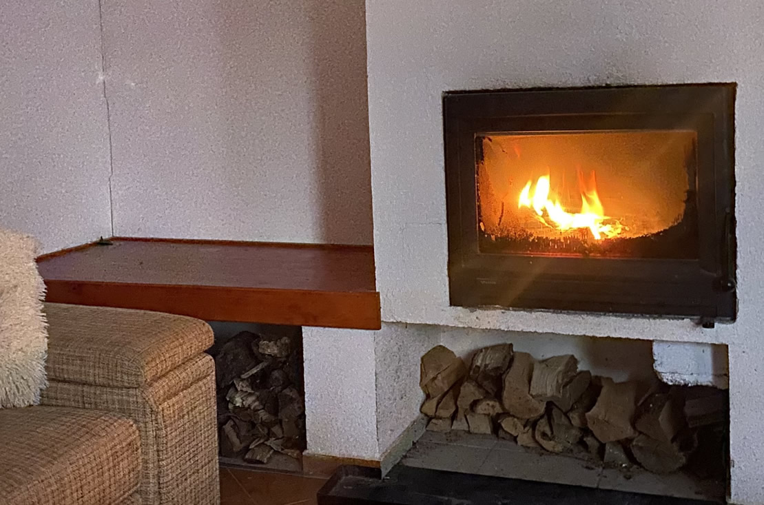 Sziszi Vendégház belső tér kandallóval és kényelmes nappalival